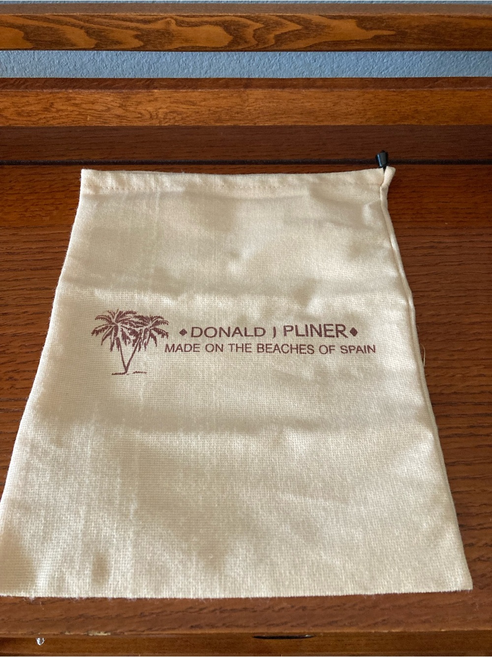 Donald J Pliner Dust Bag cream From the beaches of Spain